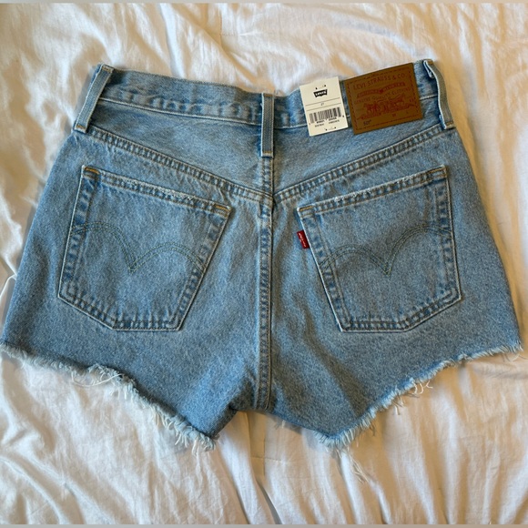 |SOLD| Levi’s 501 Shorts 100% Cotton A High Rise Fitted Through The Hip - Picture 3 of 8